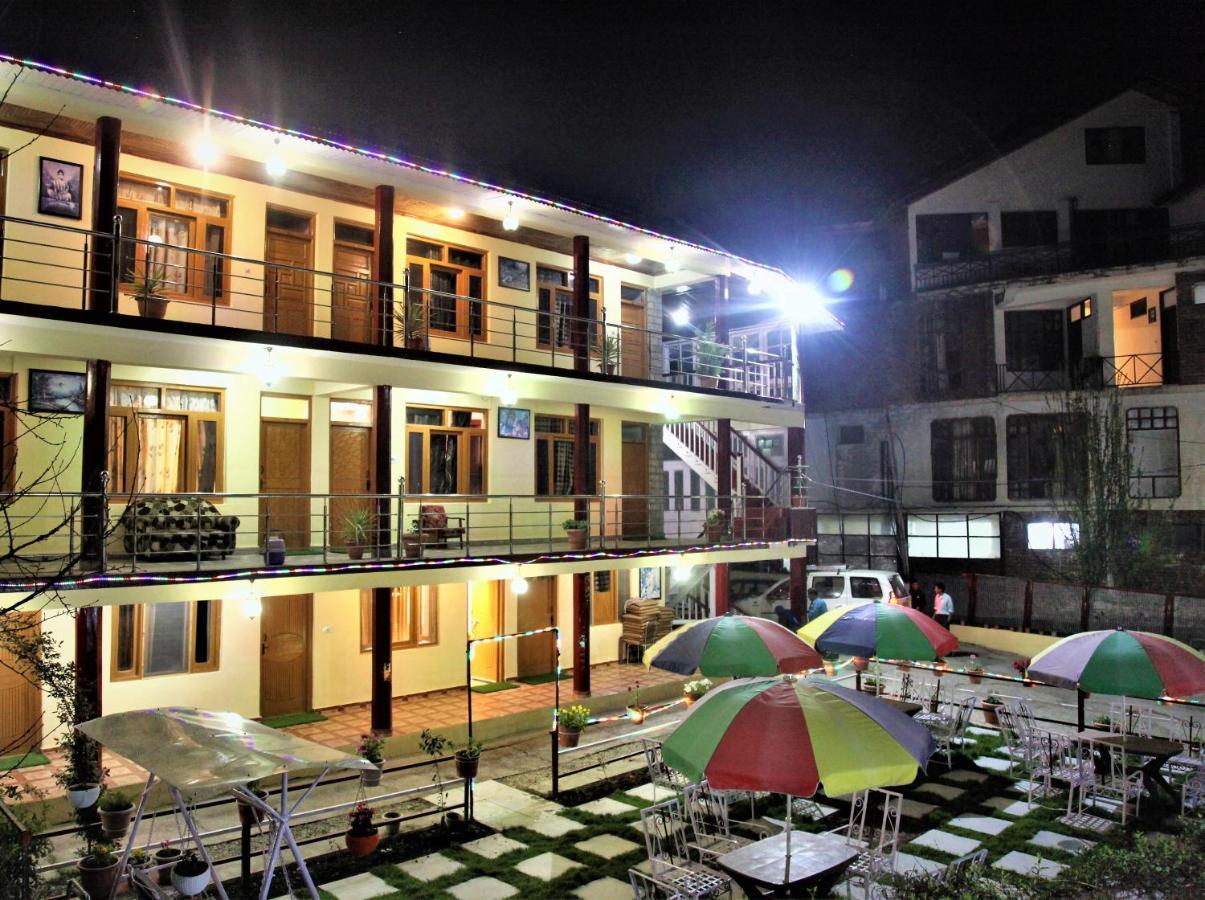 Hotel Chetna Manāli Buitenkant foto