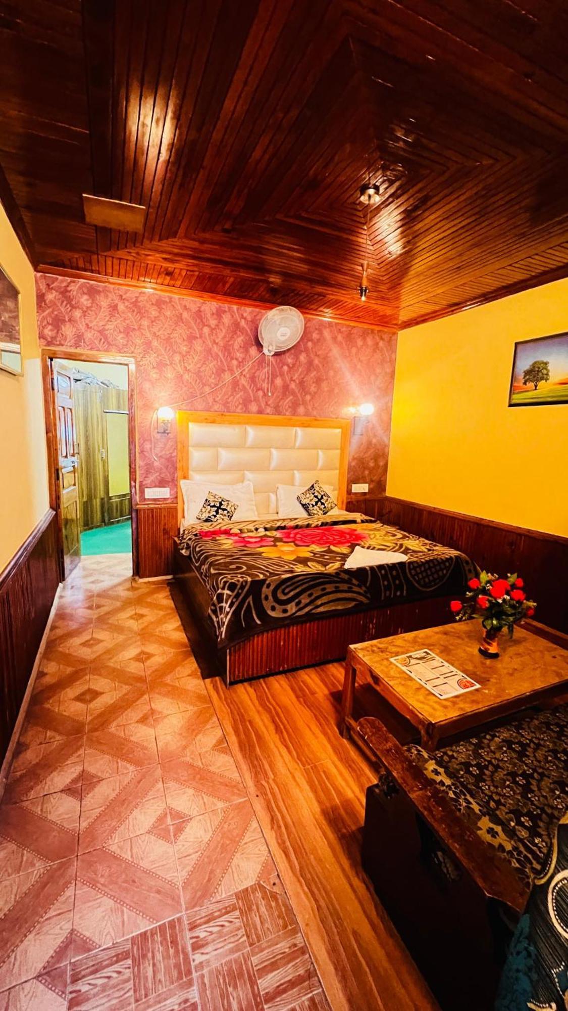 Hotel Chetna Manāli Buitenkant foto