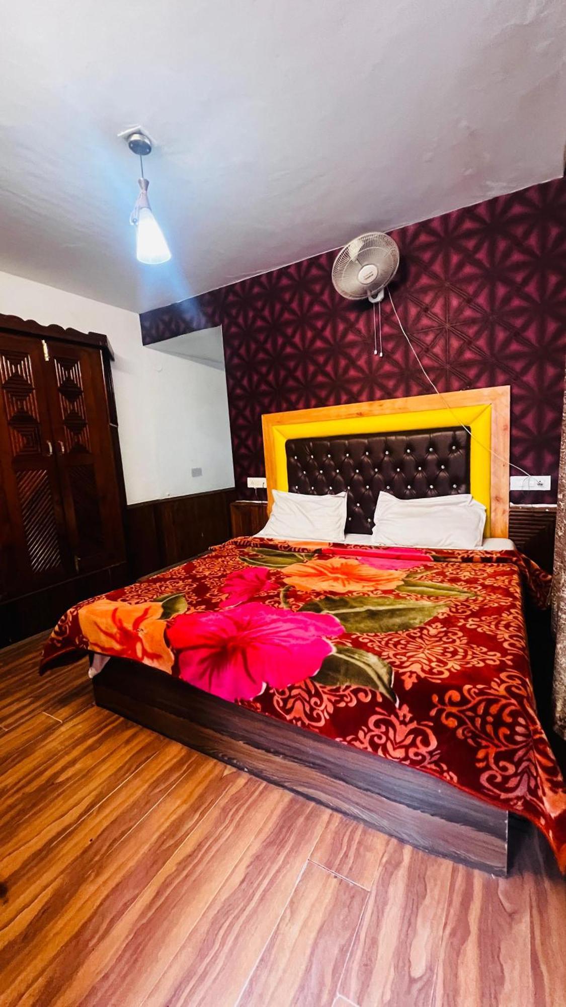 Hotel Chetna Manāli Buitenkant foto
