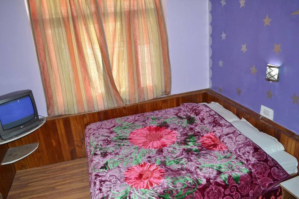 Hotel Chetna Manāli Buitenkant foto