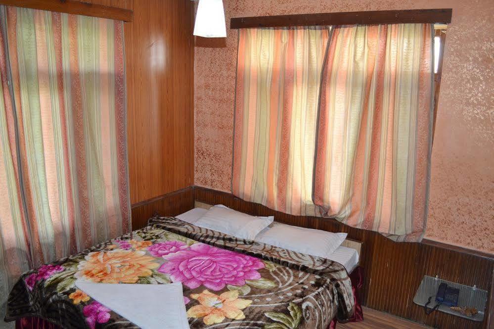 Hotel Chetna Manāli Buitenkant foto